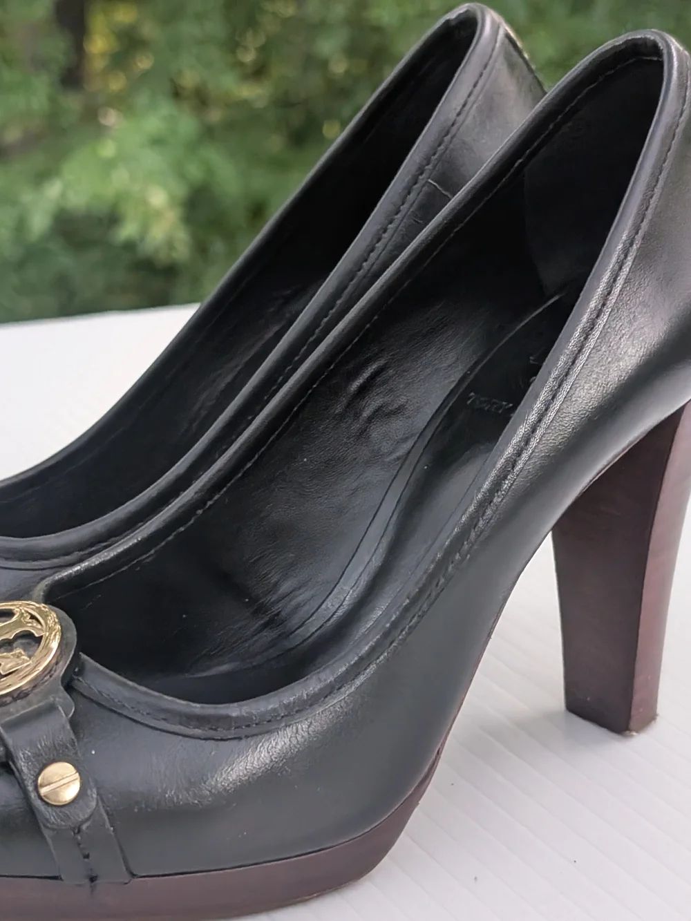 Tory Burch  Calsta Black Leather Logo Medallion Pumps 7